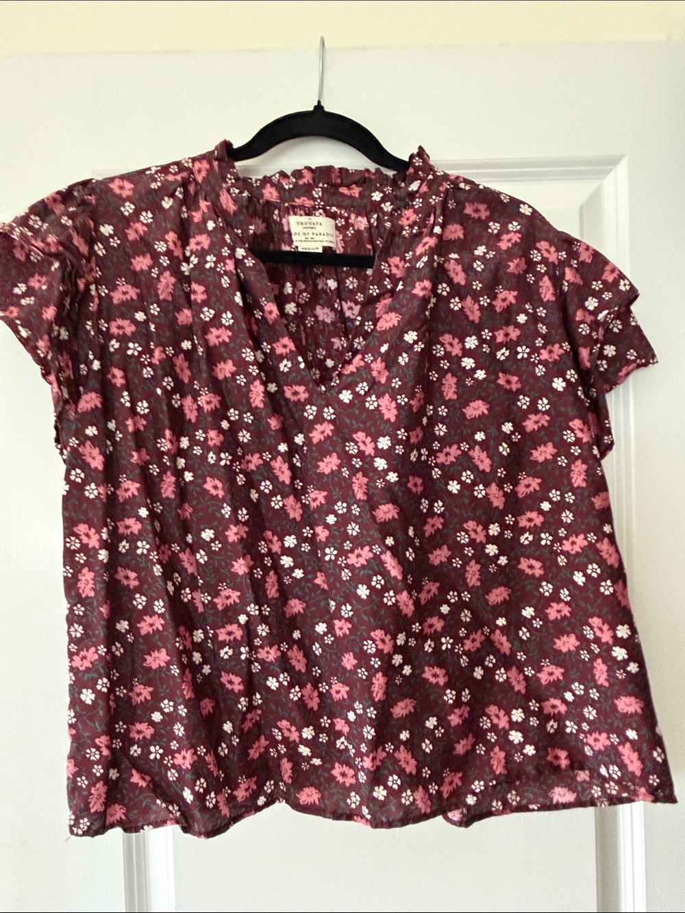Trovata Maroon Pink Floral V-Neck Short Ruffle Sleeve Blouse Medium